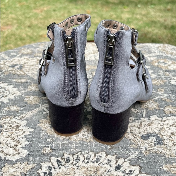 NIB Gorgeous Silver/Slate Grey Three Strap Pump - Size 6 - Picture 6 of 11